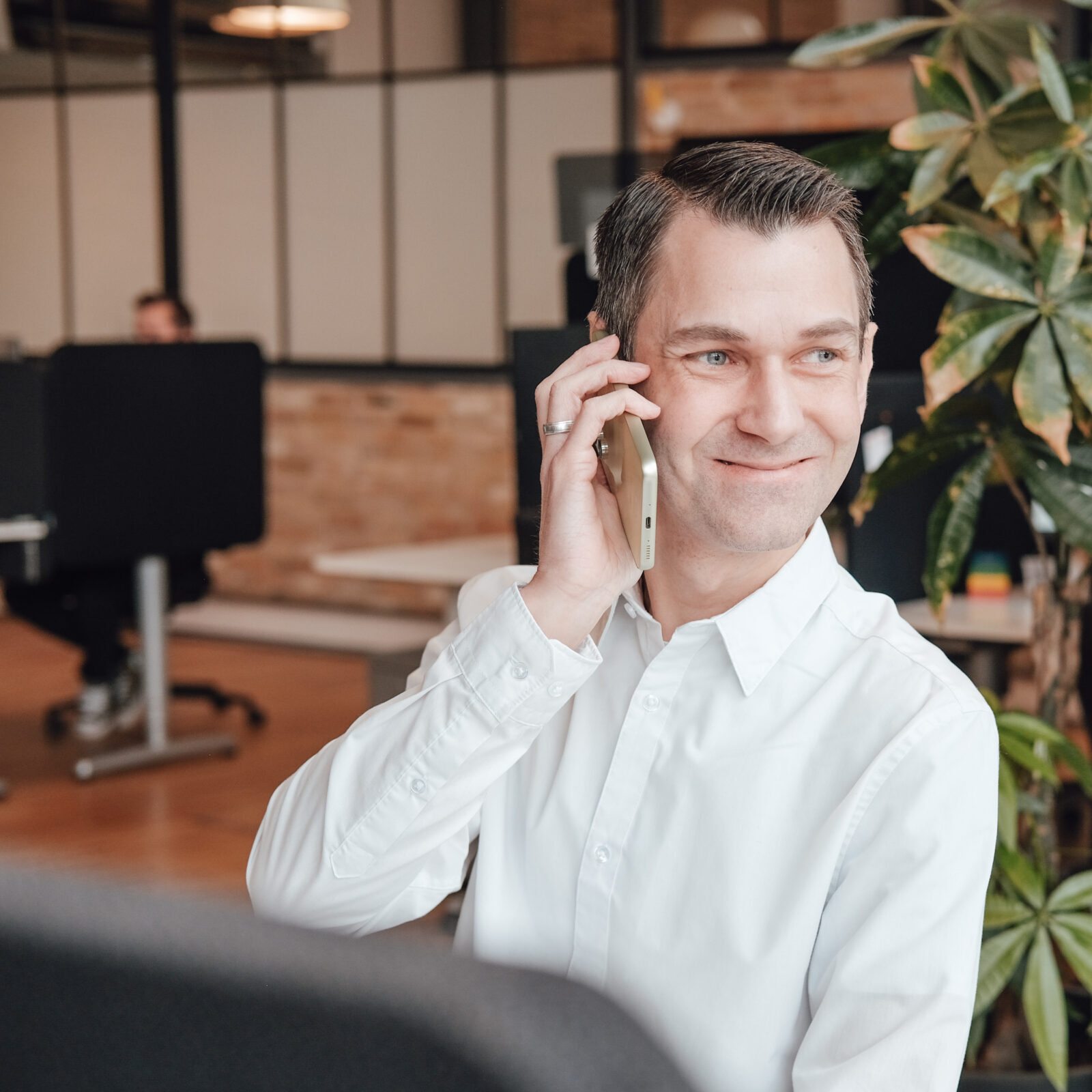 A specialist at Ubivox on the phone with a customer